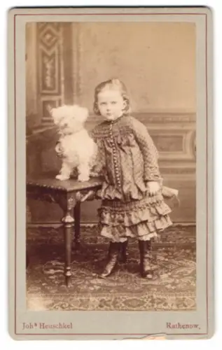 Fotografie Johanna Heuschkel, Rathenow, junges Mädchen mit ihrem Hund auf dem Tisch