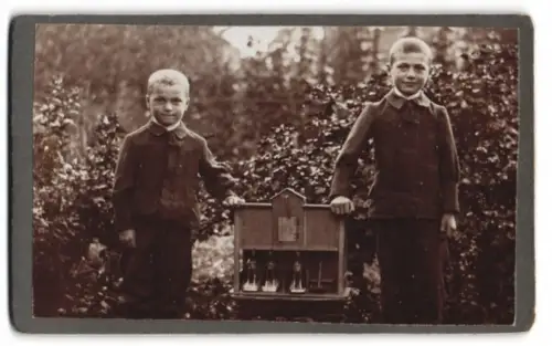 Fotografie zwei junge Knabe mit ihrem Spielzeug Pferdestall