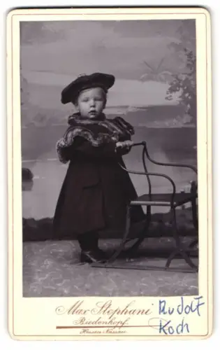 Fotografie Max Stephani, Biedenkopf, junger Knabe Rudolf Koch im Winterkleid schiebt seinen Schlitten