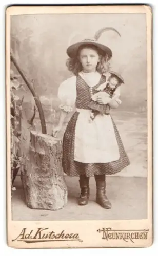 Fotografie Ad. Kutschera, Neunkirchen, junges Mädchen mit ihrer Puppe im Arm