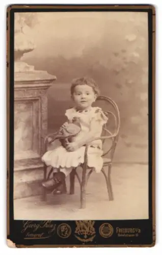 Fotografie Georg Prinz, Freiburg i. B., kleines Mädchen im Kleid mit Taube auf dem Schoss