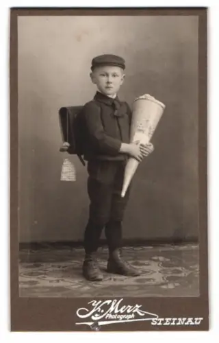Fotografie Konrad Merz, Steinau a. K., junger Knabe mit Zuckertüte und Schulranzen, erster Schultag