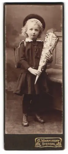 Fotografie G. Warminsky, Stendal, junges Mädchen mit Zuckertüte und Schulranzen