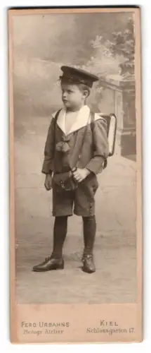 Fotografie Ferd. Urbahns, Kiel, junger Schulknabe Ernst mit Schulranzen zum Schulanfang