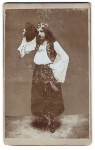 Fotografie junge Frau zum Fasching als Vagabundin mit Fächer