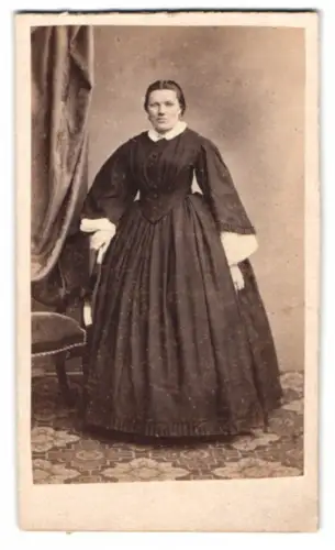 Fotografie Leonhard Kuhn, Würzburg, junge Frau Anna Schwab im weiten dunklen Kleid