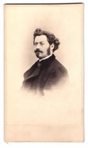 Fotografie Bühler & Raynal, Mannheim, junger Mann in Winterjacke mit Bart