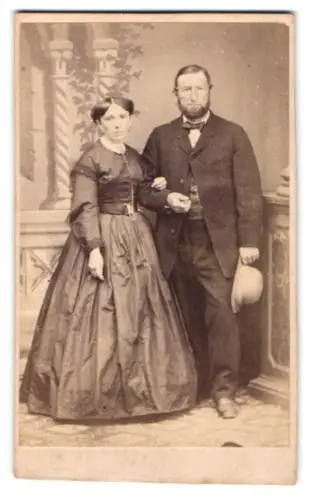 Fotografie August Ries, Sinsheim, junges Paar im dunklen Kleid und im Anzug