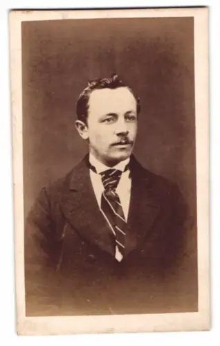 Fotografie Th. Grütter, Verden, junger Herr im Anzug mit gestreifter Krawatte