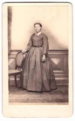 Fotografie C. Lindenkreuz, Pulsnitz, junge Frau mit 18 Jahren im dunklen Kleid