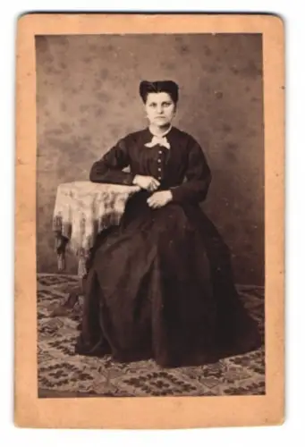 Fotografie Portrait Frau Marie Schablinski im dunklen Kleid