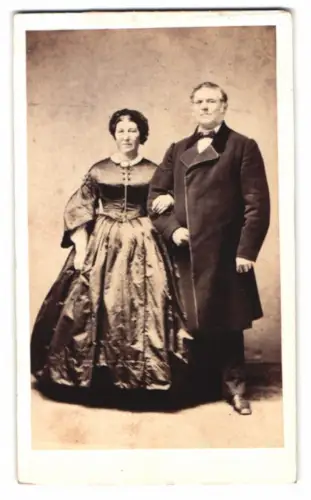 Fotografie J. B. Laurent, Mainz, Ehepaar im glänzenden Reifrock Kleid und im Anzug