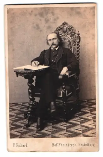 Fotografie F. Richard, Heidelberg, Herr im Anzug mit Halbglatze