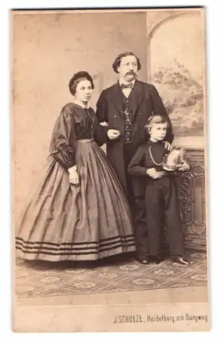 Fotografie J. Schulze, Heidelberg, Mutter und Vater mit ihrem Sohn samt alter Pickelhaubeohne Pickel