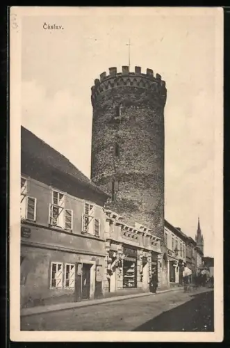 AK Tschaslau / Caslav, Strassenpartie mit Turm und Geschäften