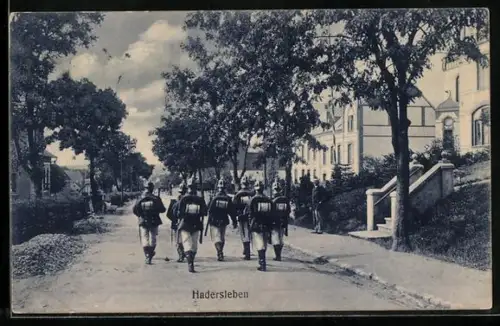 AK Hadersleben, Strassenpartie mit Soldaten auf dem Marsch