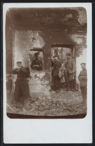 Foto-AK Labiau, Deutsche Soldaten in einem zerstörten Gebäude 1914