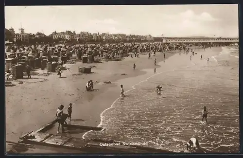 AK Swinemünde, Ostseestrand mit Strandkörben und Urlaubern