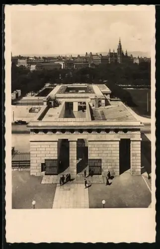 AK Wien, Heldendenkmal am Heldenplatz mit Rathaus aus der Vogelschau