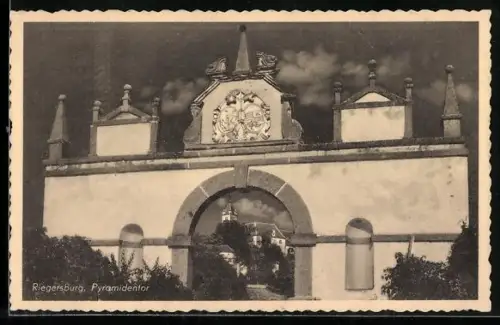 AK Riegersburg, Parymidentor mit Durchblick auf die Kirche