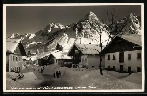 AK Lermoos /Tirol, Strassenpartie im Winter mit Miemingerberge
