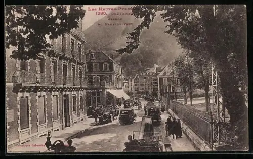 AK Cauterets /Hautes-Pyrénées, Avenue du Mamelon-Vert avec voitures et promeneurs