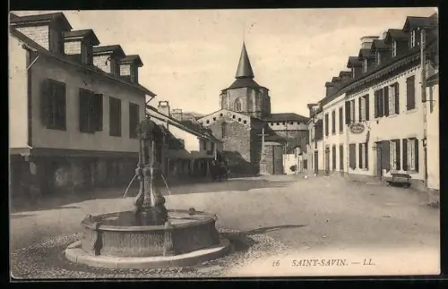 AK Saint-Savin, Vue de la place avec fontaine et église en arrière-plan