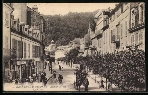 AK Bagnères-de-Bigorre, Avenue Carnot animée avec passants et calèche
