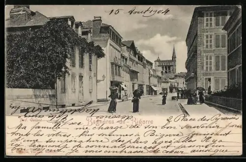 AK Bagnères-de-Bigorre, Rue animée avec passants et vue sur l`église en arrière-plan