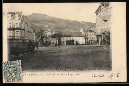AK Bagnères-de-Bigorre, Place Lafayette avec bâtiments et collines en arrière-plan
