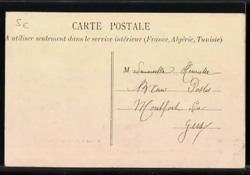 AK Bagnères-de-Bigorre, Place Lafayette avec bâtiments et collines en arrière-plan