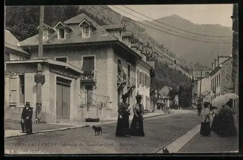 AK Cauterets, Avenue du Mamelon-Vert animée avec passants et montagnes en arrière-plan