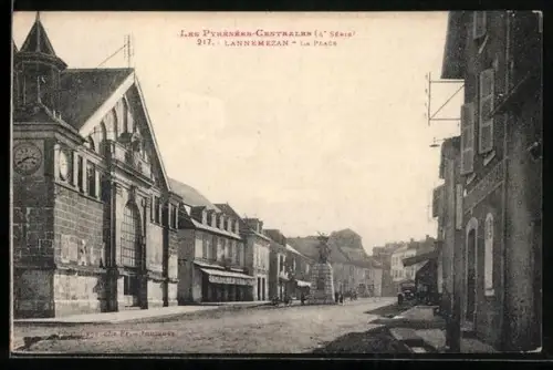 AK Lannemezan /Pyrénées-Centrales, La Place avec bâtiments historiques et rue animée