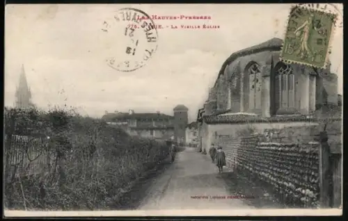 AK Trie /Hautes-Pyrénées, La Vieille Église et rue adjacente