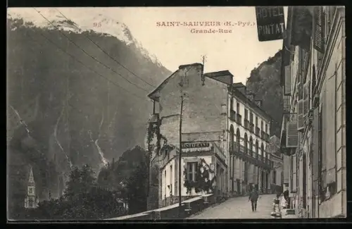 AK Saint-Sauveur /H.-Pyr., Grande-Rue avec vue sur les montagnes et l`hôtel Pintat