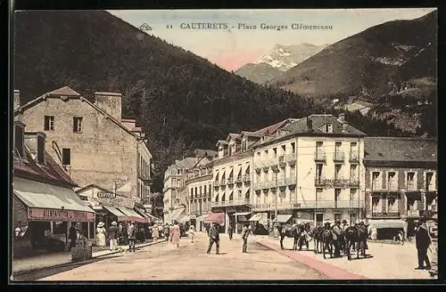 AK Cauterets, Place Georges Clémenceau avec vue sur les montagnes