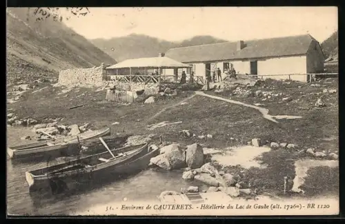 AK Cauterets, Hôtellerie du Lac de Gaube avec bateaux amarrés sur le rivage