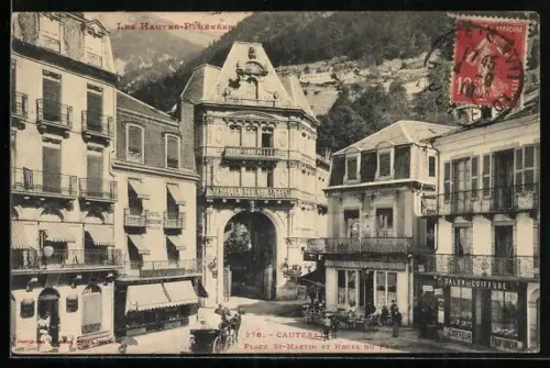 AK Cauterets /Hautes-Pyrénées, Place St-Martin et Hôtel du Louvre avec arc et montagnes en arrière-plan