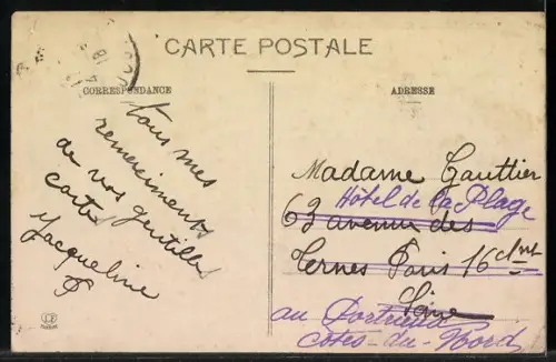 AK Cauterets /Hautes-Pyrénées, Place St-Martin et Hôtel du Louvre avec arc et montagnes en arrière-plan