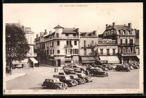AK Tarbes /Hautes-Pyrénées, Place de Verdun et entrée de la rue Brauhauban avec voitures anciennes