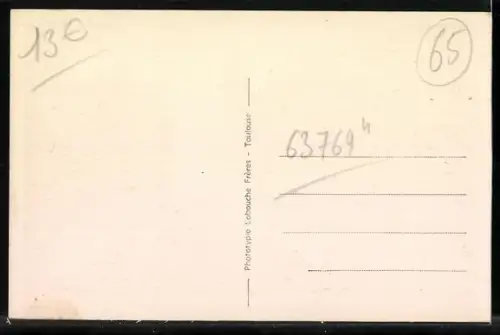 AK Tarbes /Hautes-Pyrénées, Place de Verdun et entrée de la rue Brauhauban avec voitures anciennes