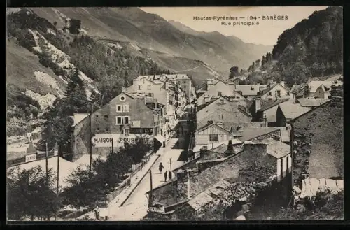 AK Barèges /Hautes-Pyrénées, Rue principale avec vue sur les montagnes