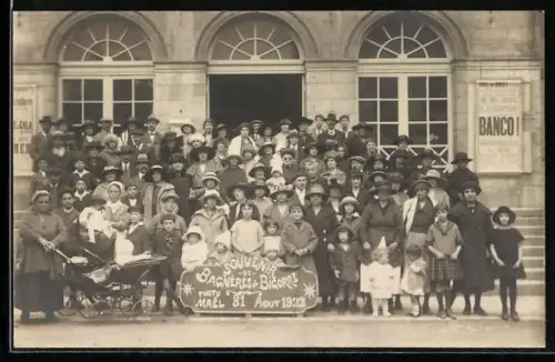 AK Bagnères-de-Bigorre, Souvenir de groupe devant le bâtiment, 31 août 1929