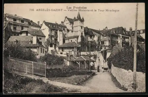AK Argelès-Gazost /Les Pyrénées, Vieilles Maisons et la Tour Ménadgue