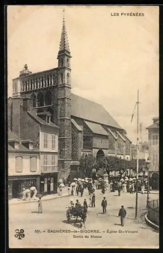 AK Bagnères-de-Bigorre /Les Pyrénées, Église St-Vincent sortie de messe