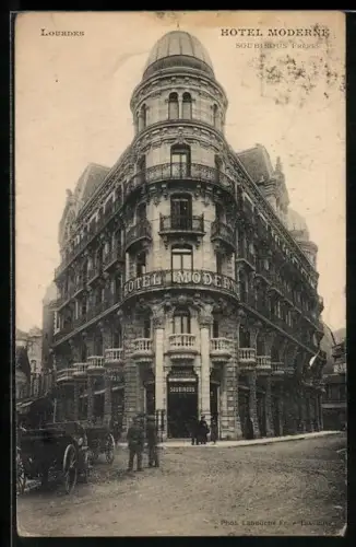 AK Lourdes, Hôtel Moderne et scène de rue animée