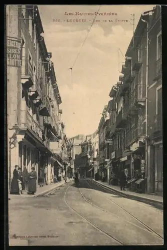 AK Lourdes /Hautes-Pyrénées, Vue de la Grotte avec tramway dans la rue animée