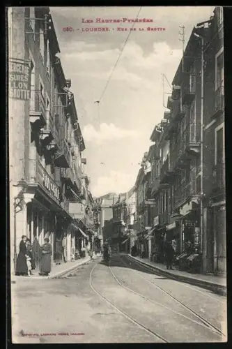 AK Lourdes /Hautes-Pyrénées, Rue de la Grotte avec tramway et bâtiments anciens
