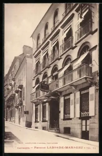AK Cauterets, Pension Laborde-Managau et facade de la rue animée