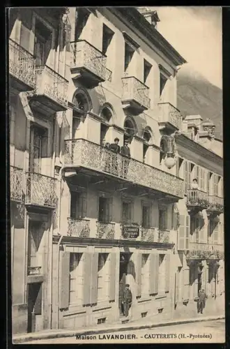 AK Cauterets /H.-Pyrénées, Maison Lavandier avec balcons et passants